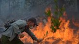 Los bomberos intentan apagar el incendio activo en el occidente de Cuba
