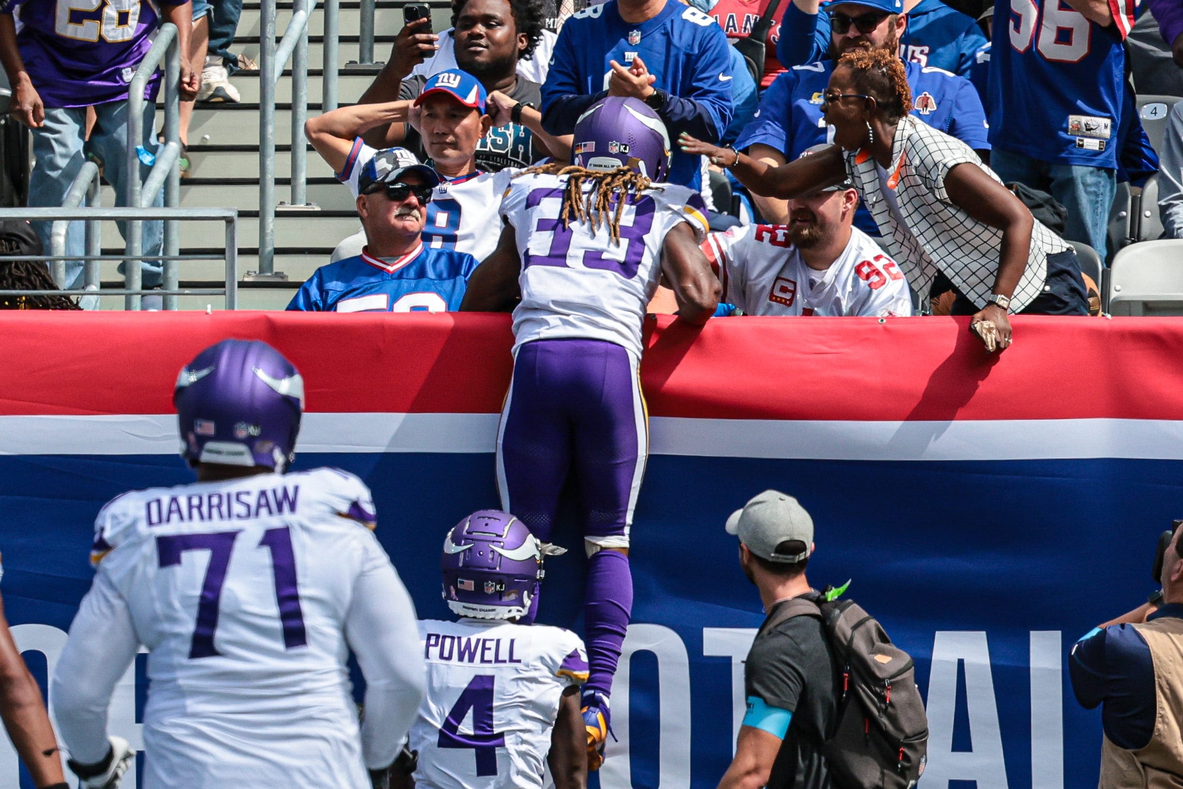 Aaron Jones does 'Lambeau Leap' after first TD with Vikings