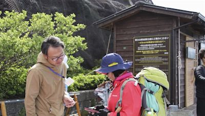 富士山脫序行為頻傳 山梨縣知事：考慮禁止輕裝登山