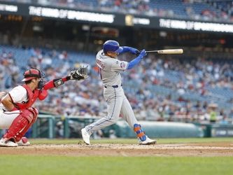 SEE IT: Mets' Jose Iglesias sporting new 'OMG' cleats in Friday's series opener against Pirates