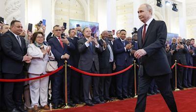 Putin inicia nuevo mandato de seis años con desafío a Occidente - La Tercera