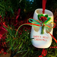 Customized with names, dates, or special messages Available in various materials, including glass, wood, and metal Popular designs include family names, babys first Christmas, and couples ornaments