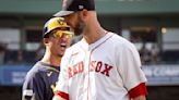 Red Sox's Chris Martin takes exception to Brewers bunting on him, clearing the benches