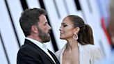 Captan a Ben Affleck azotándole la puerta a JLo; reprueban su actitud