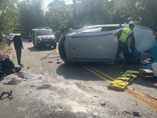 怎麼撞的? 休旅車自撞側翻 "整顆引擎"噴飛排水溝