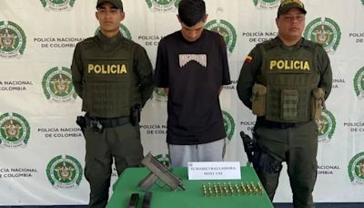 Joven que portaba subametralladora mini uzi y municiones fue capturado