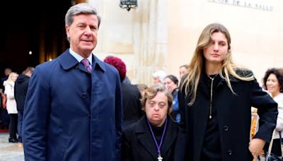 El reencuentro de Cayetano Martínez de Irujo con sus hijos Amina y Luis, recordando juntos a la duquesa de Alba por Semana Santa