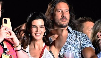 Clara Lago y su novio, José Lucena, comparten risas y complicidad en una noche muy especial