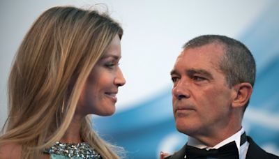 Antonio Banderas diz que 'não tem nada a ver' com a namorada