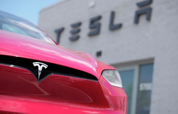 Continuing Tesla Autopilot crashes lead to U.S. investigation