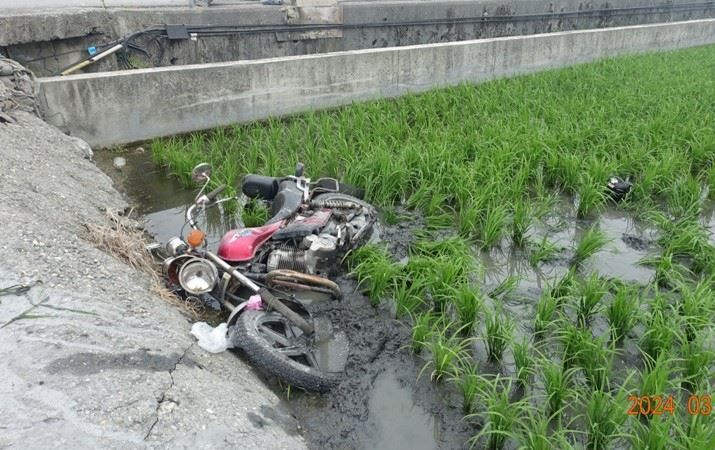 男騎士被醉漢開車撞飛 連人帶車墜落水田！送醫搶救不治