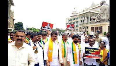 BJP leaders hold protests demanding Siddaramaiah’s arrest