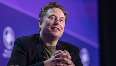 Elon Musk amenaza con prohibir los iPhone y las Mac en sus empresas