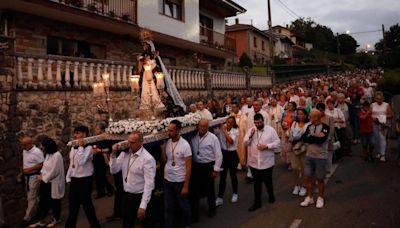 La Virgen del Otero ilumina Laviana: la procesión nocturna reunió a cientos de personas