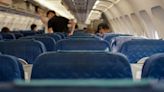 Pillan a una pareja teniendo sexo en pleno vuelo y su reacción se hace viral