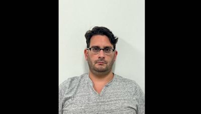 Arrestan a maestro de escuela de Miami-Dade y lo acusan de posesión de pornografía infantil