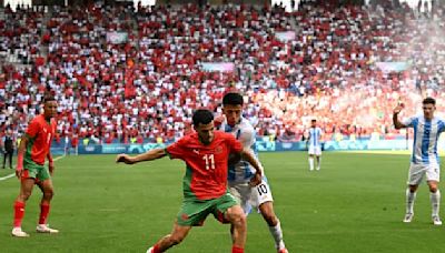 JO 2024 (football): scénario invraisemblable, le match Argentine-Maroc a repris après deux heures d'arrêt, un envahissement de terrain et un but annulé