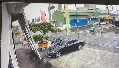 暴雨2車對撞! 救護車撞進接待中心.轎車轉一圈共3傷