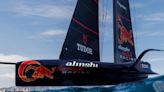 Alinghi Red Bull Racing parte el palo mientras entrenaba en aguas de Barcelona