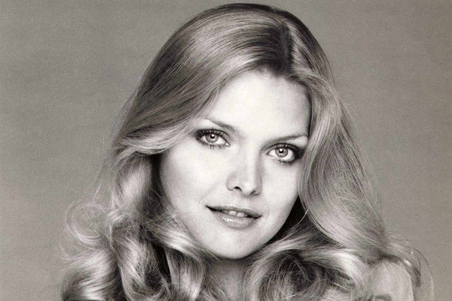 15 Gorgeous Michelle Pfeiffer Photos That Prove She's a Timeless Beauty