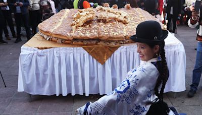 Bolivia reivindica su gastronomía preparando el sándwich de chola "más grande del mundo"
