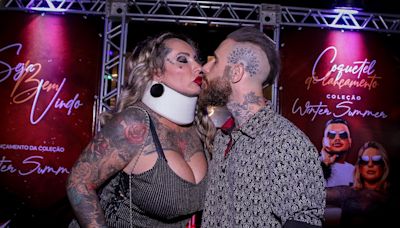 Usando um colar cervical, Sabrina Boing Boing é clicada aos beijos com o noivo