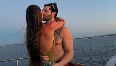 Alok beija a esposa durante viagem de família para Ibiza; fotos