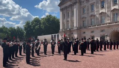 Watch: Taylor Swift welcomed to London by military band at Buckingham Palace