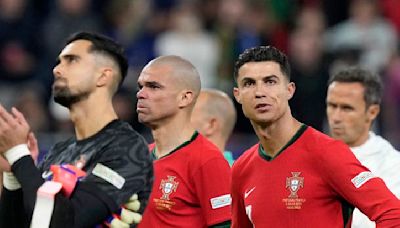 Consuelo entre leyendas: Cristiano y Pepe tras eliminación en Eurocopa 2024