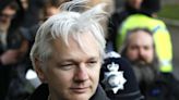 Julian Assange chega à Austrália após declaração de culpa e anos de exílio