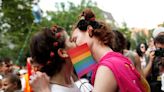 La B coge fuerza en el colectivo LGTBI+: cada vez más jóvenes se declaran bisexuales (sobre todo entre las mujeres)