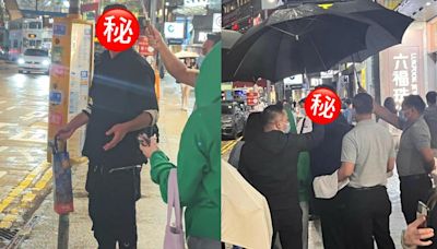 人氣影帝現身鬧市街頭勁貼地 與身旁超級富豪雨傘陣成強烈對比