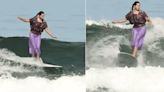Surfista mexicana se vuelve viral al domar olas con huipil en playa La Saladita de Guerrero