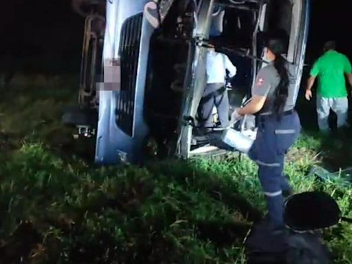 Bus tuvo duro accidente cerca del estadio del Cali; se volcó y dejó 6 heridos, uno grave