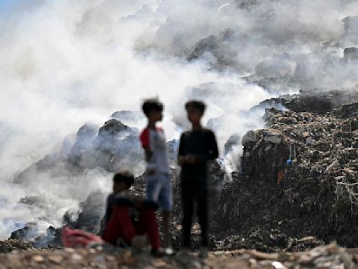 New Delhi chokes as trash mountain fire spreads hazardous fumes