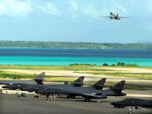 UK hands Indian Ocean islands to Mauritius but keeps key US military base