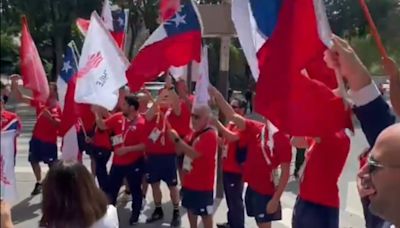 La delegación chilena llega a la Plaza Salvador Allende de París y sorprende a todos con este grito