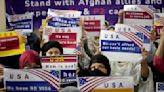 Senadores piden más visas para afganos que ayudaron a EEUU en Afganistán