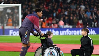 Jude Bellingham le dio su abrigo al niño que lo acompañó al campo de juego en Wembley y se ganó todos los elogios