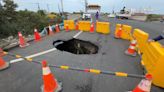 暴雨炸破洞 台南安南區路面現天坑、涵洞崩毀