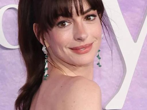 Anne Hathaway seduce en su premier en Nueva York con un sensual vestido rojo