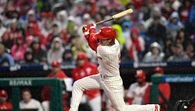 Phillies put up 14 runs, coast to stress-free victory over Giants