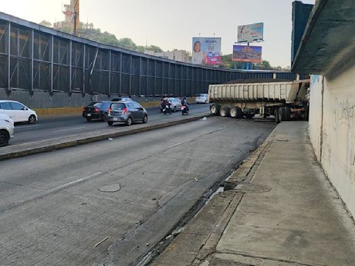 Tráiler choca contra vivienda en alcaldía Venustiano Carranza