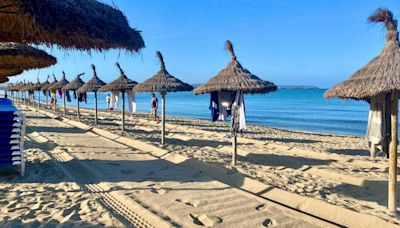La guerra de toallas se intensifica: los turistas «reservan» sombrillas en la playa al amanecer