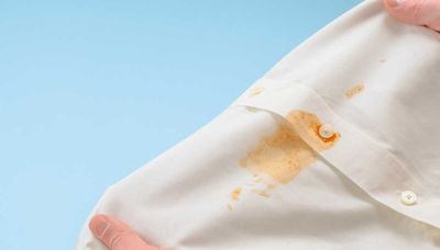Comment enlever des taches de sauce tomate sur un vêtement blanc ? L'astuce simple et étonnante avec un produit que l'on a tous
