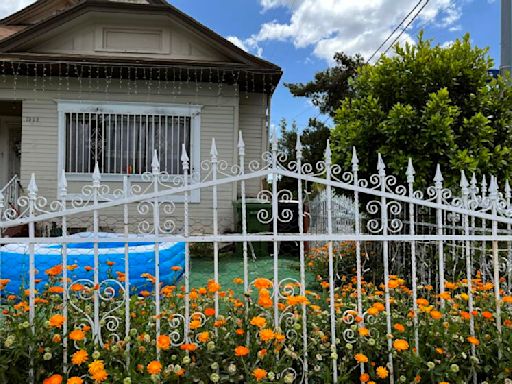Column: Fences in Los Angeles have gotten taller, gone horizontal, redefining neighborhood life