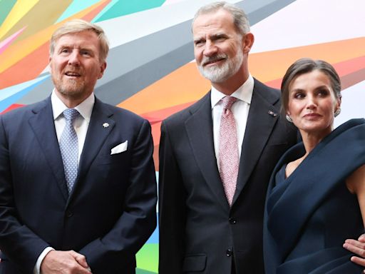 El gesto del rey Felipe VI con la reina Letizia por el neuroma de Morton y la foto que le recordó a su padre en Holanda