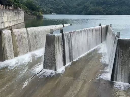 雨水下好下滿大進補！睽違250天鯉魚潭「滿水位」流瀑美景重現