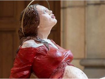 Decapitan una controvertida escultura de María dando a luz a Jesús en una catedral austriaca