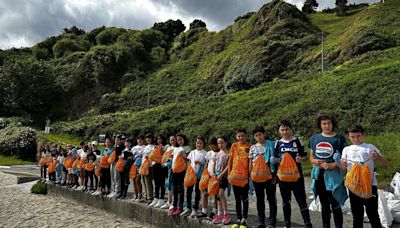 Recoger y disfrutar de lo hecho: la emoción de un grupo de escolares de Valdés por limpiar las playas